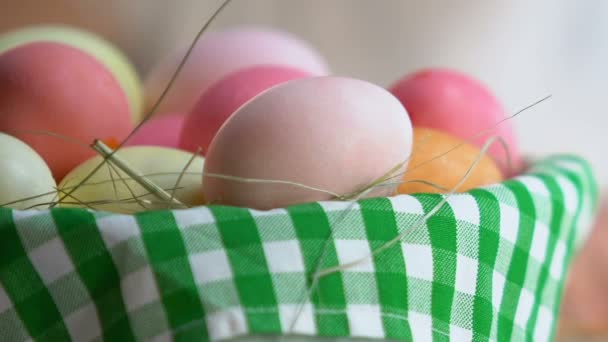 Дитячі Руки Малюють Барвисті Візерунки Яйці Готуються Великодня — стокове відео