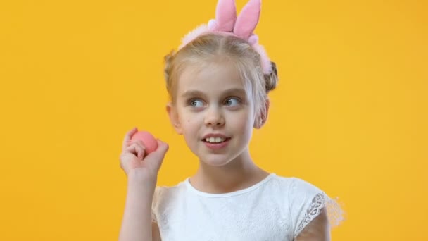 Całkiem Mała Dziewczynka Pałąk Słodkie Potrząsanie Jajko Słuchanie Dźwięku Zabawa — Wideo stockowe