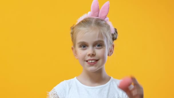 Imádnivaló Gyermek Szórakozás Gazdaság Színes Tojás Szem Közelében Tökéletes Húsvéti — Stock videók