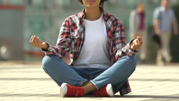 Joven Mujer Afroamericana Meditando Yoga Posición Loto Calle Urbana Concurrida — Vídeos de Stock