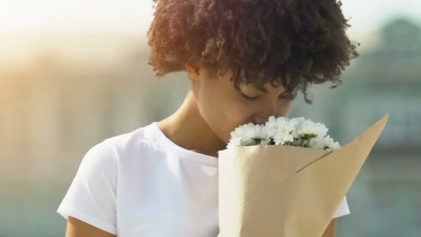 Feliz Mulher Afro Americana Cheirando Flores Aroma Sorrindo Desfrutando Presente — Vídeo de Stock