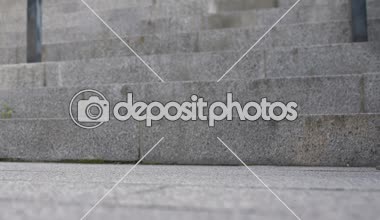 Onları yukarı gidiyor ve onu Notebook bırakarak güzel öğrenci kız