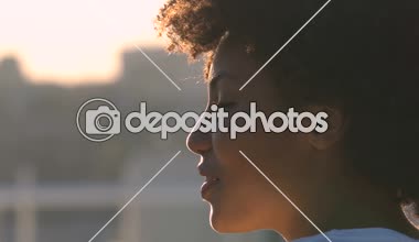 Arkadan görünüş-in karışık yarış çift konuşmak ve şehir sokak bankta oturan, Tarih