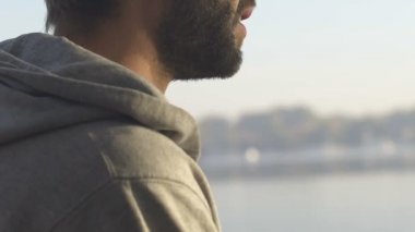 Sakallı adam zevk yükselen güneş görünümü, güzellik doğa ilham ve enerji