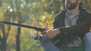 Mutlu bir adam aktif olarak onun olta taşıma ve satır, sarma balık ısırma, hobi
