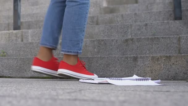 Linda Estudiante Subiendo Escaleras Dejando Caer Sus Cuadernos Recogerlos — Vídeo de stock