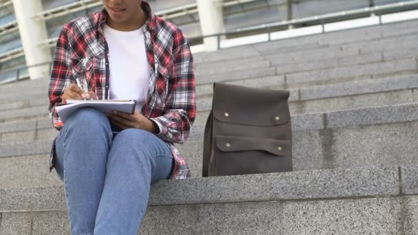 Νεαρό Κορίτσι Αφρο Αμερικανός Κάθεται Σκαλοπάτια Και Γράφει Ποιήματα Δημιουργικότητα — Αρχείο Βίντεο