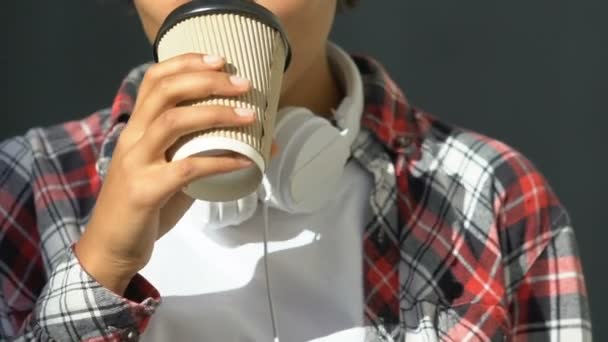 Hermosa Mujer Auriculares Bebiendo Café Sonriendo Gran Ciudad Urbana Vida — Vídeo de stock