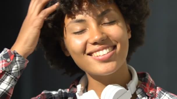 Biracial Curly Haired Vrouw Oortelefoons Winking Flirten Glimlachend Close — Stockvideo