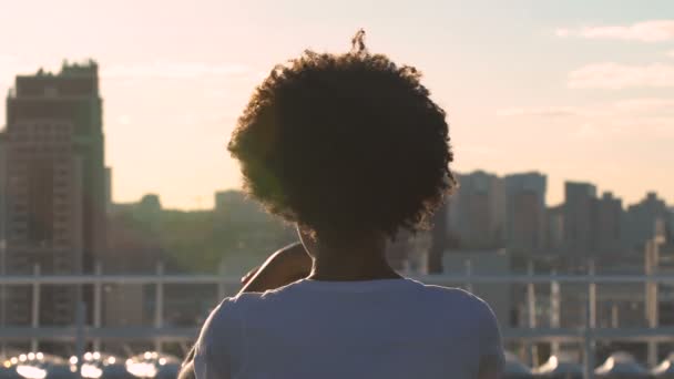 Mujer Afroamericana Joven Sentada Techo Meditando Observando Paisaje Urbano — Vídeos de Stock