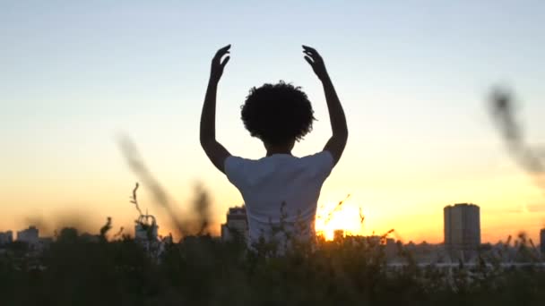 Afro Amerykański Pani Praktykowania Jogi Siedząc Pozycji Lotosu Zachód Słońca — Wideo stockowe