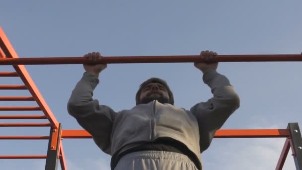 Homem Barbudo Puxando Barra Transversal Exercícios Matinais Fonte Energia Esporte — Vídeo de Stock