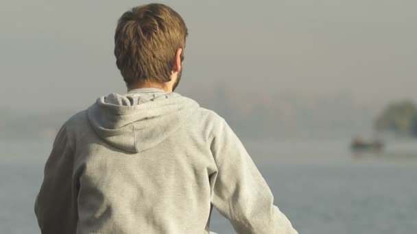 Hombre Pacificado Sentado Cerca Del Agua Disfrutando Una Vista Impresionante — Vídeos de Stock