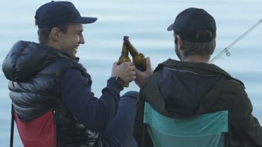 Bira şişesi tungur ve içecekler içme neşeli arkadaşları saat Balık tutma