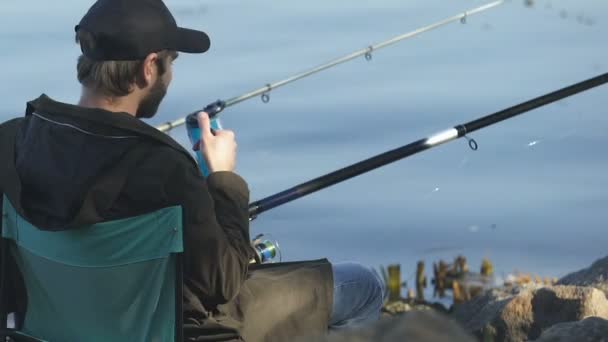 Guy Bebendo Bebida Copo Termo Segurando Haste Pesca Atividade Pesca — Vídeo de Stock