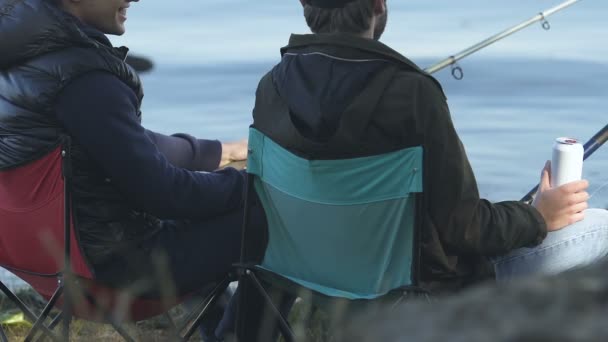 Best friends drinking beer and fishing on river bank, spending weekend, hobby — Stock Footage Best Friends Drinking Beer Fishing River Bank Spending Weekend Hobby Stock Video