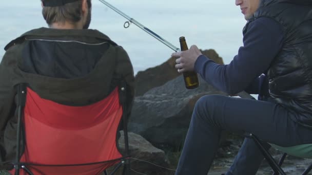 男性朋友花时间在一起享受钓鱼和啤酒饮酒 — 图库视频影像