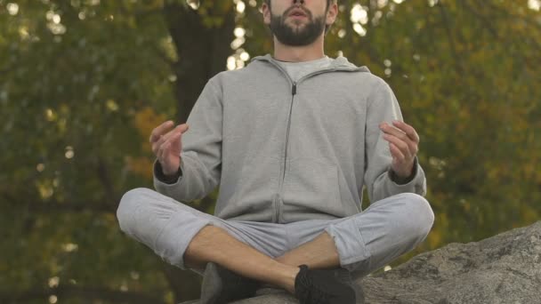 Sportieve Man Zit Lotus Plaats Top Van Rots Meditatie Ontspannen — Stockvideo