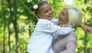 Sarılma onun eski Büyükanne, mutlu aile günü, beraberlik küçük güzel kız