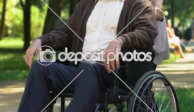 Yaşlı kadın ile onun özürlü adam Huzurevi, destek Parkı yürüme