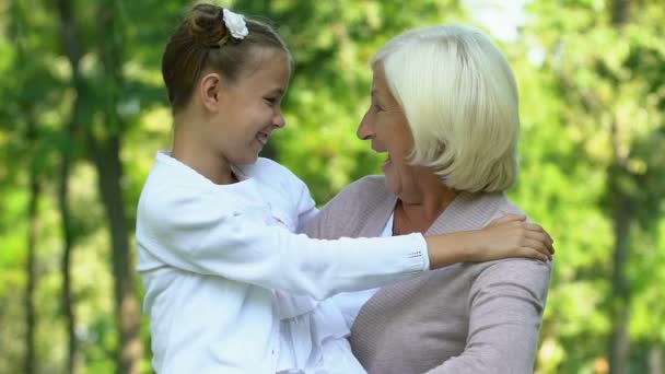 Großmutter Hält Ihre Enkelin Kind Lacht Aufrichtig Und Lächelt — Stockvideo