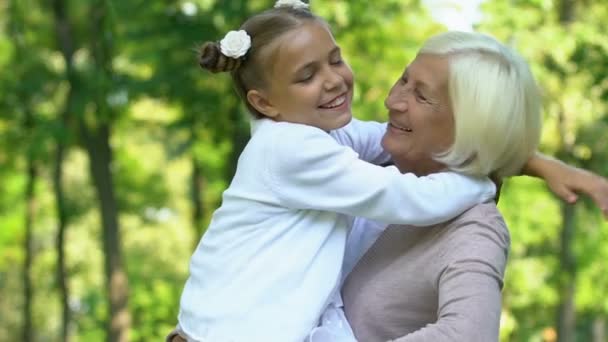 Niña Bonita Abrazando Abuela Feliz Día Familia Juntos — Vídeo de stock