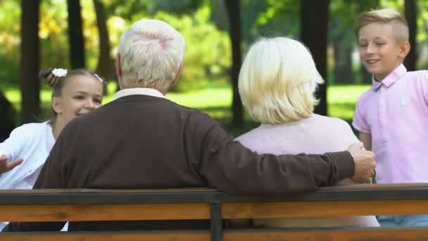 Little Boy Girl Coming Grandparents Sitting Bench Park Family Day — Stock Video