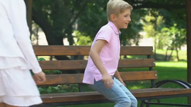 Küçük Şirin Kız Erkek Birlikte Park Dostluk Çocukluk Oynama — Stok video