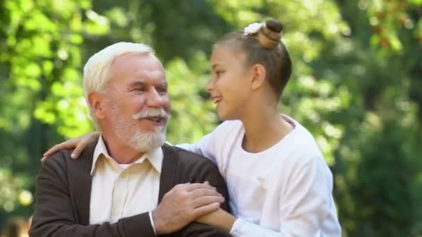 Linda Niña Sonriendo Abrazando Abuelo Tiempo Libre Con Familia — Vídeo de stock