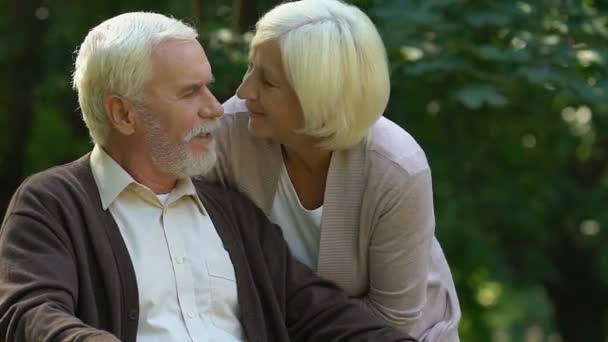 Viejo Hombre Mujer Arrugados Besándose Con Ternura Parque Felicidad Amor — Vídeos de Stock