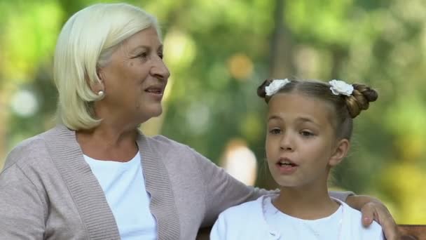 Großmutter Und Enkelin Sitzen Und Reden Fröhlich Park Familie — Stockvideo