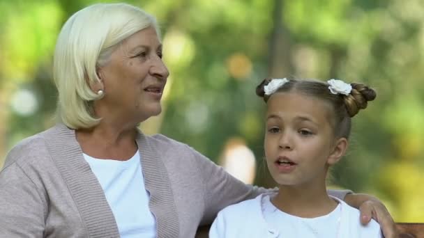 Abuela Nieta Sentado Felizmente Hablando Parque Familia — Vídeo de stock