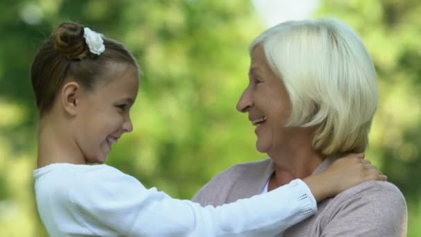 Kleines Schönes Mädchen Lacht Und Albert Mit Ihrer Alten Großmutter — Stockvideo