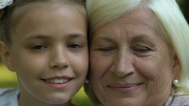 外婆和孙女在镜头里看 一代又一代 面对特写镜头 — 图库视频影像