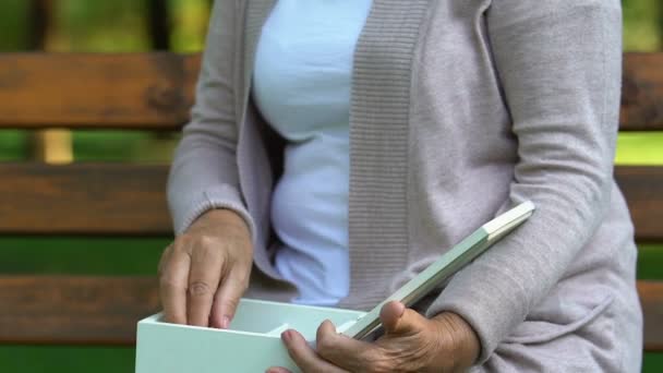 Anciana Sentada Banco Caja Apertura Con Anillo Antiguo Recuerdos Tristes — Vídeos de Stock