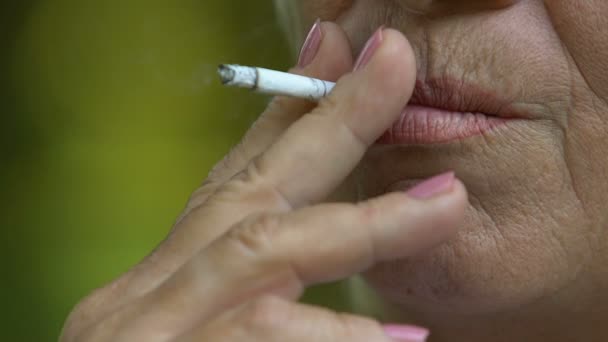 Mujer Arrugada Mayor Fumando Cigarrillo Cerca Luchando Contra Concepto Cáncer — Vídeo de stock