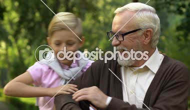 Dedesi onu aile albümü gösterilen yakınındaki bankta oturan küçük şirin çocuk