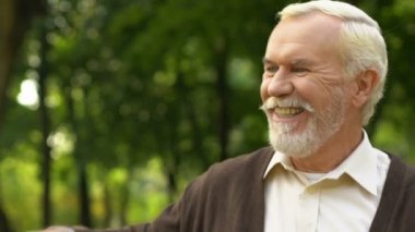 Sevimli çocuk dinlenme Parkı'HAVING ise eski dedesi için yüksek beş veren