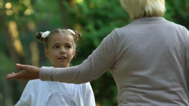 Pequena Menina Ativa Emocionalmente Falando Com Avó Enquanto Caminha Parque — Vídeo de Stock