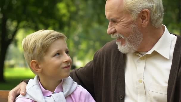 Grand Père Petit Fils Souriants Assis Sur Banc Dans Parc — Video