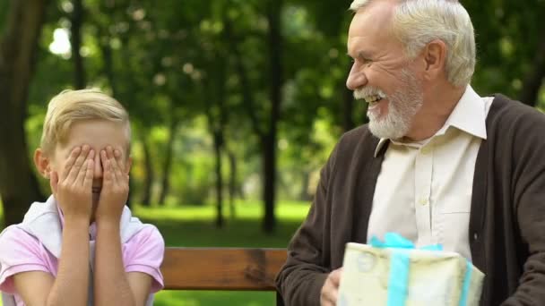 Großvater Überreicht Geburtstagsgeschenk Seinen Enkel Feier Glück — Stockvideo