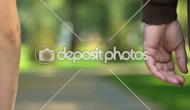 İhtiyar elele ve torunu ile yaz gününde Park'ta yürüyordunuz.