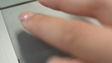 İşaretçi ve Yakınlaştırma metin, resim veya web sayfası taşımak için dizüstü touchpad kullanan kadın