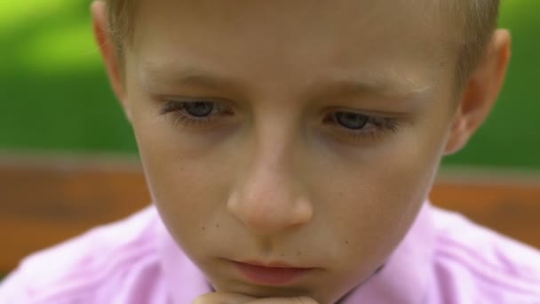 Criança Masculina Perturbada Sentada Sozinha Banco Parque Conceito Bullying Infância — Vídeo de Stock