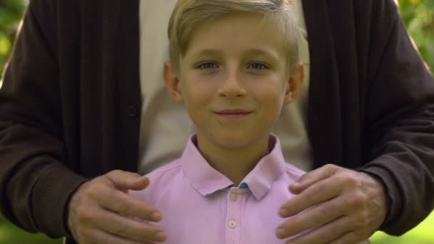 Niño Sonriendo Cámara Abuelo Abrazando Niño Confianza Cuidado Concepto — Vídeos de Stock