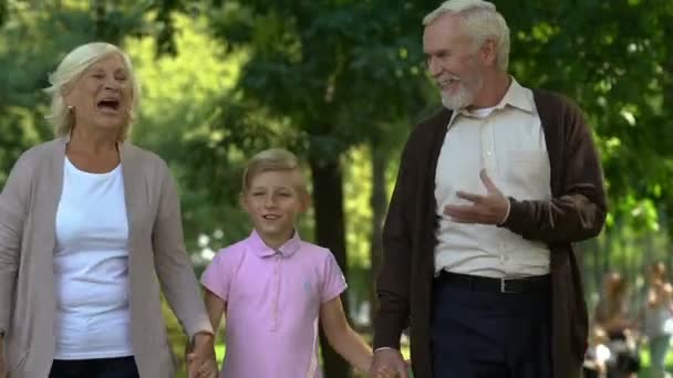 Liten Pojke Med Hans Morföräldrar Park Njuta Lycklig Tid Tillsammans — Stockvideo