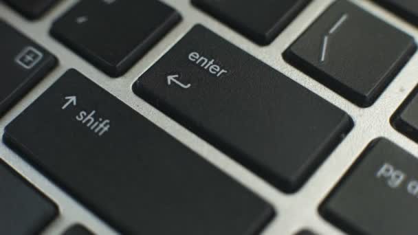 女性手按进入笔记本电脑键盘上的按钮 数据输入 安全访问 — 图库视频影像