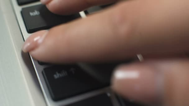 Mão Feminina Pressionando Tampas Botão Bloqueio Teclado Para Fazer Letras — Vídeo de Stock