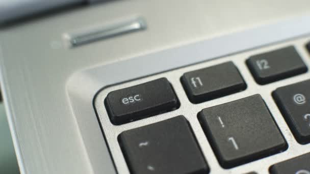 女性按 Esc 按钮生成逃生字符 停止标志的个人计算机 — 图库视频影像