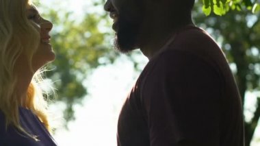 Sarışın kadın Afrikalı-Amerikalı erkeğini çift kamera izlerken flört